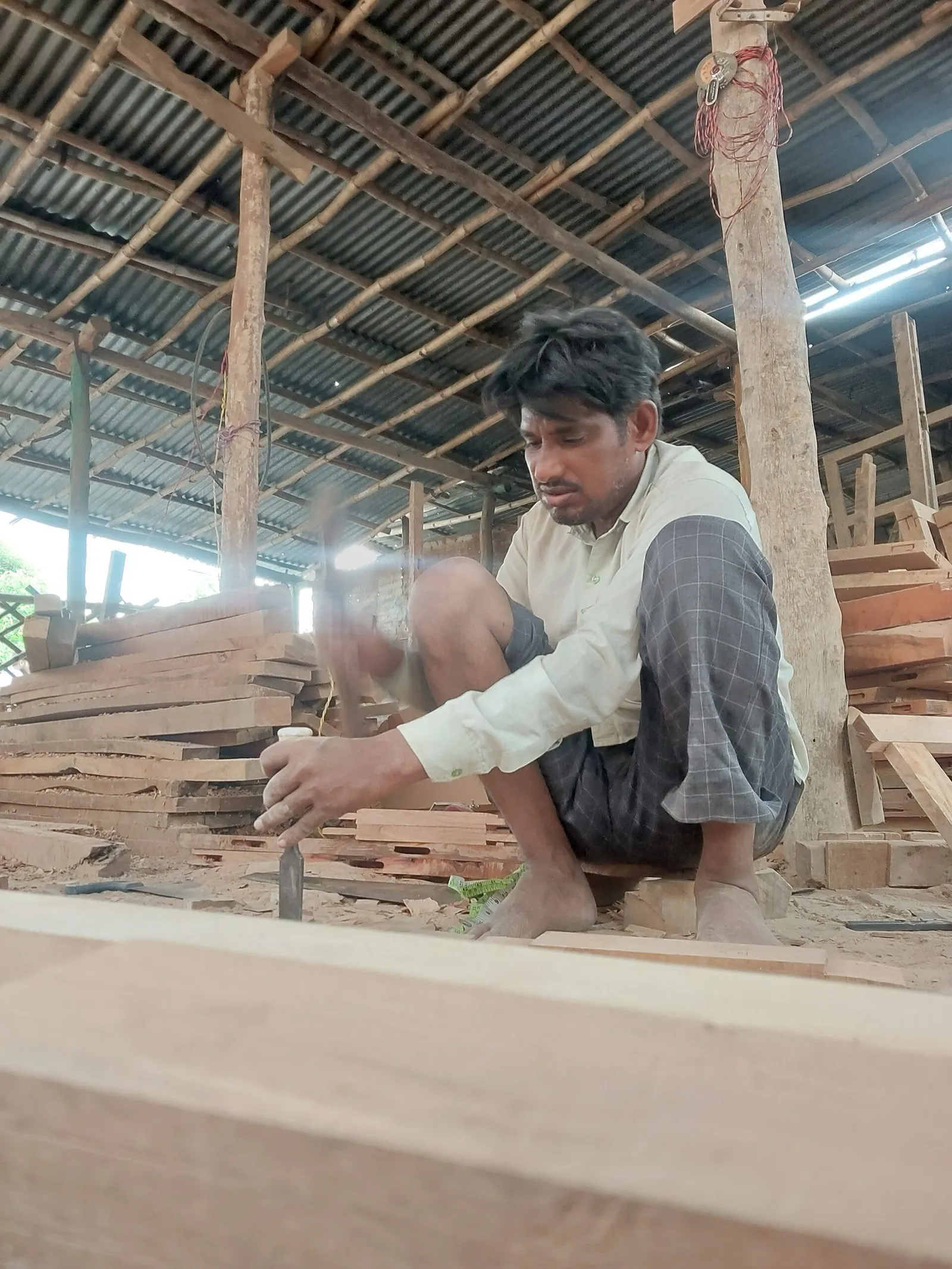 Artisan travaillant le bois — le savoir-faire que nous respectons